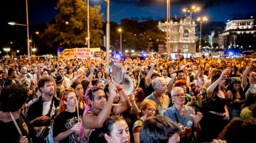 Decenas de personas durante una cacerolada por la vivienda, frente al Ayuntamiento de Madrid, a 1 de octubre de 2026, en Madrid (Espa&ntilde;a)