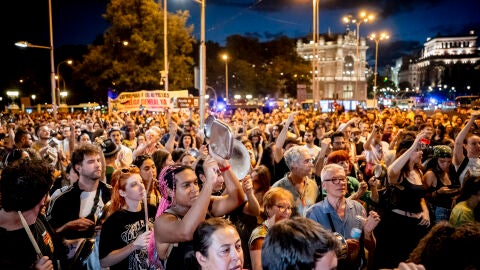 Decenas de personas durante una cacerolada por la vivienda, frente al Ayuntamiento de Madrid, a 1 de octubre de 2026, en Madrid (Espa&ntilde;a)