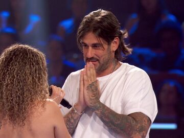 Todos se giran menos &eacute;l: el 'tierra tr&aacute;game' de Melendi al descubrir qui&eacute;n era la concursante