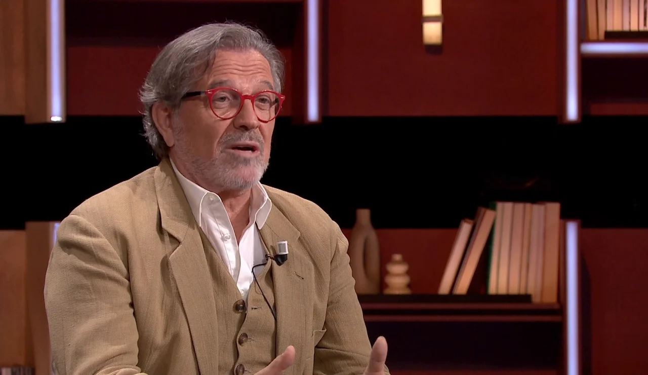 Pepe Navarro recuerda cómo empezó a ligar con 15 años: "El ser humano sale de sí mismo y se enfrenta al mundo"