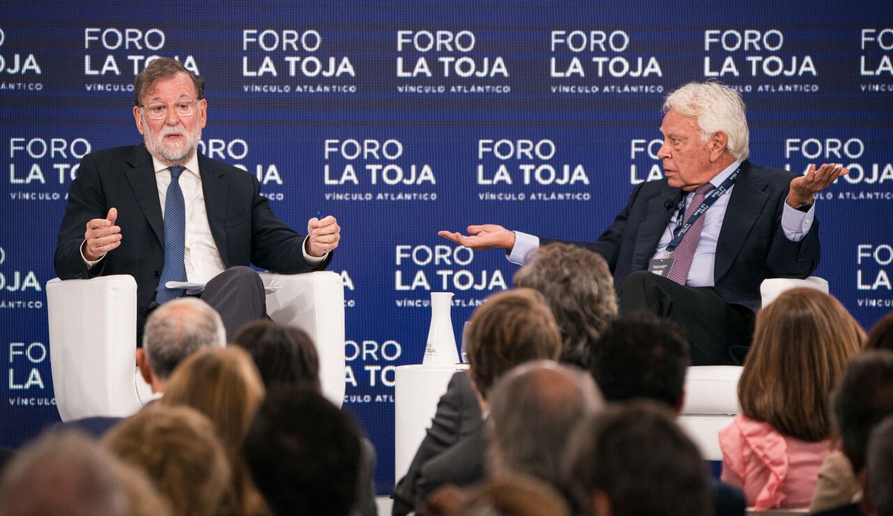 Mariano Rajoy y Felipe Gonz&aacute;lez participan en una mesa de debate en el Foro La Toja.