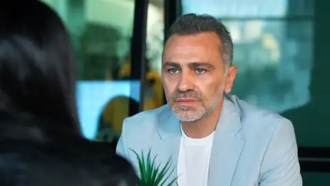 Zeynep señala a Cihan delante de todos y lo acusa de maltratar a Azra: "Creo a mi hermano" Zeynep señala a Cihan delante de todos y lo acusa de maltratar a Azra: "Creo a mi hermano"