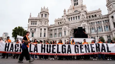 Miles de manifestantes recorren Madrid para exigir vivienda y por la huelga general: "Ganaremos esta lucha" Miles de manifestantes recorren Madrid para exigir vivienda y por la huelga general: "Ganaremos esta lucha"