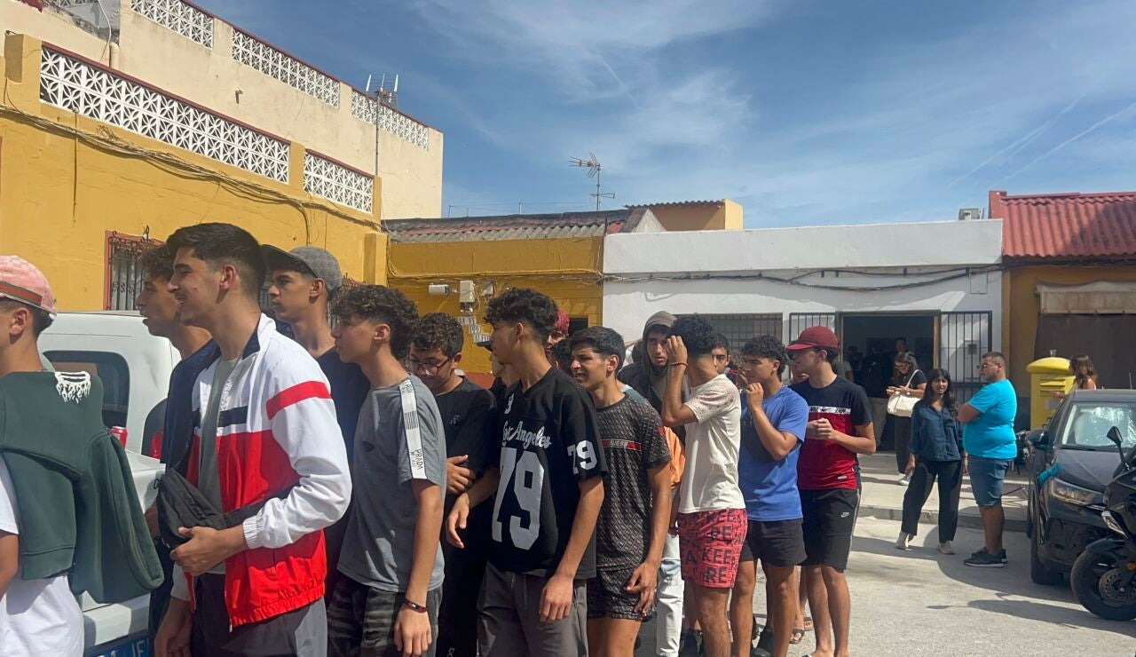 Sira Rego mantiene un encuentro con entidades del barrio El Pr&iacute;ncipe (Ceuta)
