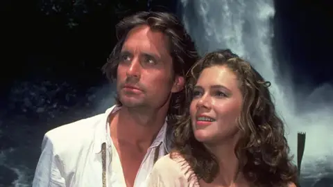 Michael Douglas y Kathleen Turner en Tras el corazón verde Michael Douglas y Kathleen Turner en Tras el corazón verde