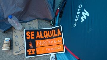 Imagen de una de las tiendas instaladas en la acampada de Sol