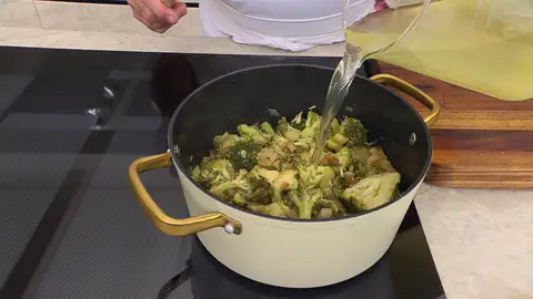 Vierte el caldo y cocina 12 minutos Vierte el caldo y cocina 12 minutos