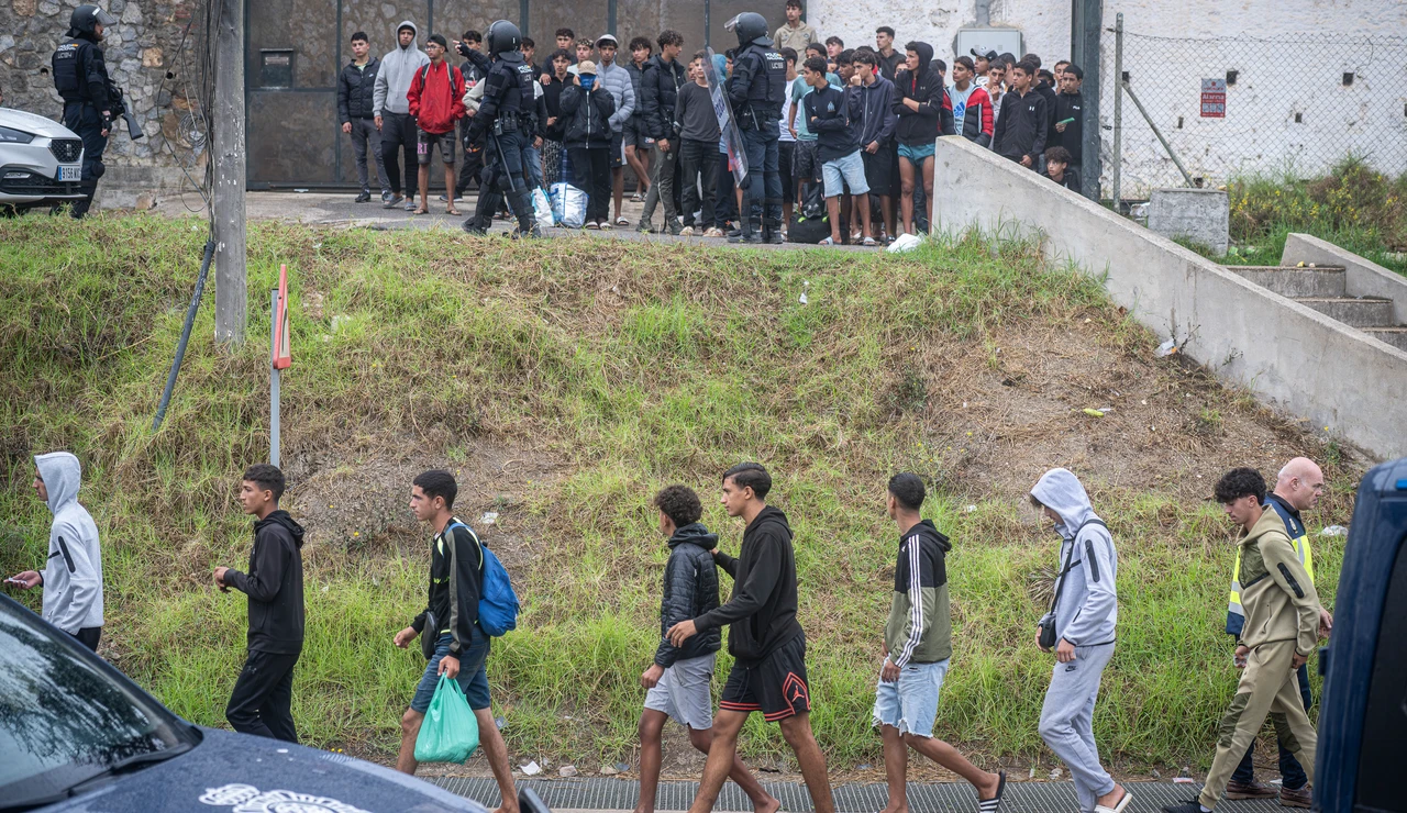 Los migrantes desalojados del Trampolín se dividen entre los que regresan a Marruecos y los que prefieren filiarse