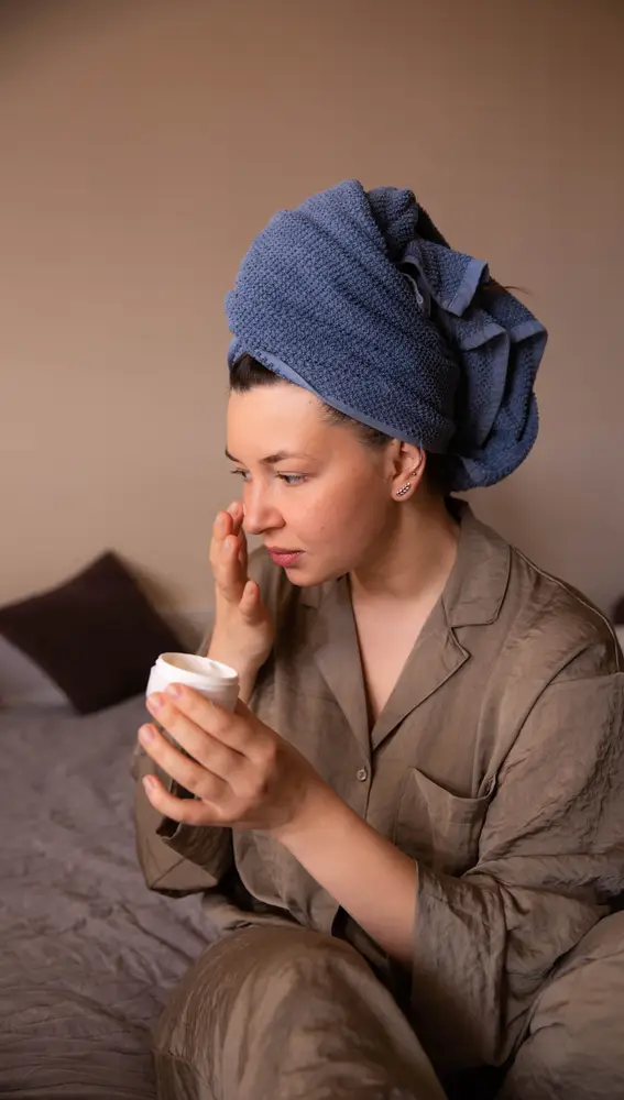 Mujer haciendo su rutina de skincare Mujer haciendo su rutina de skincare