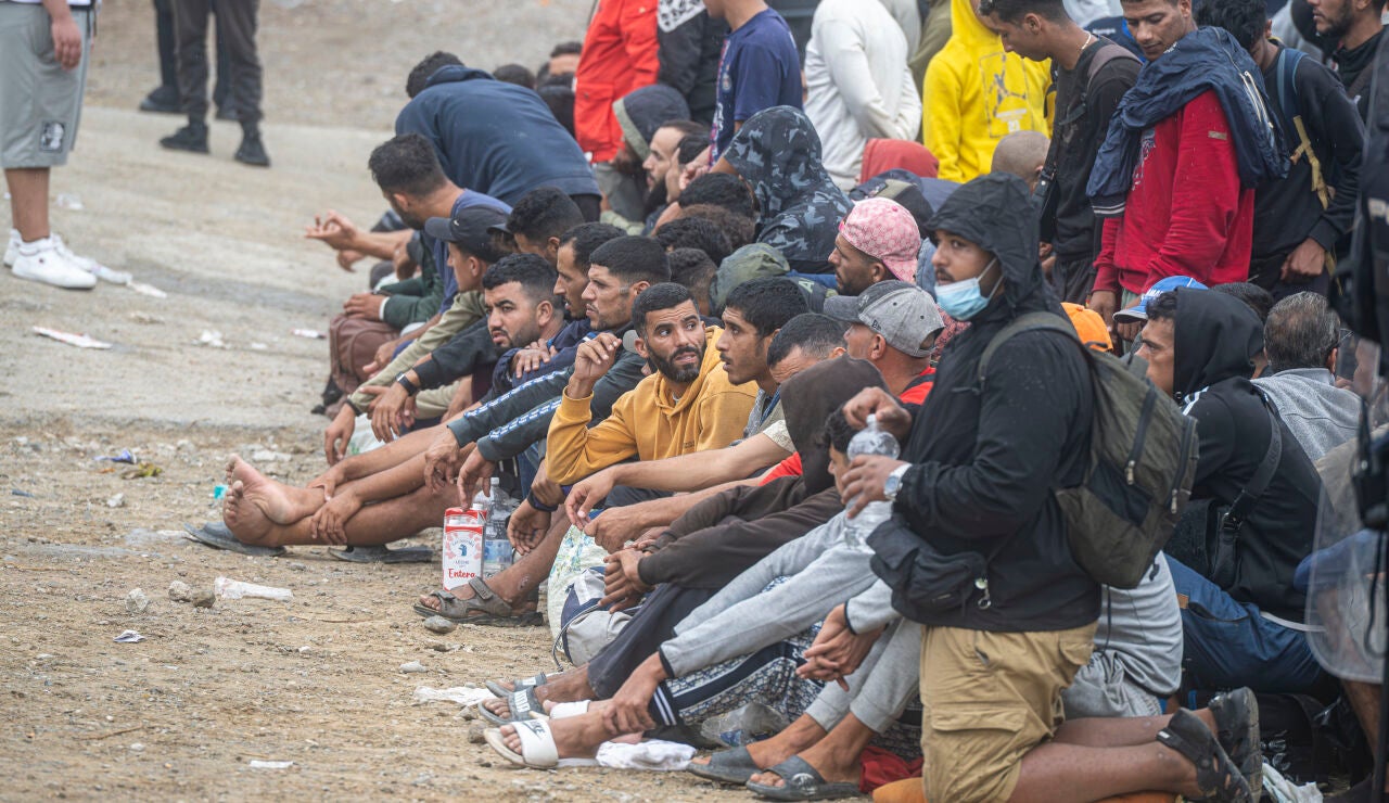 Los migrantes desalojados del Trampol&iacute;n se dividen entre los que regresan a Marruecos y los que prefieren filiarse