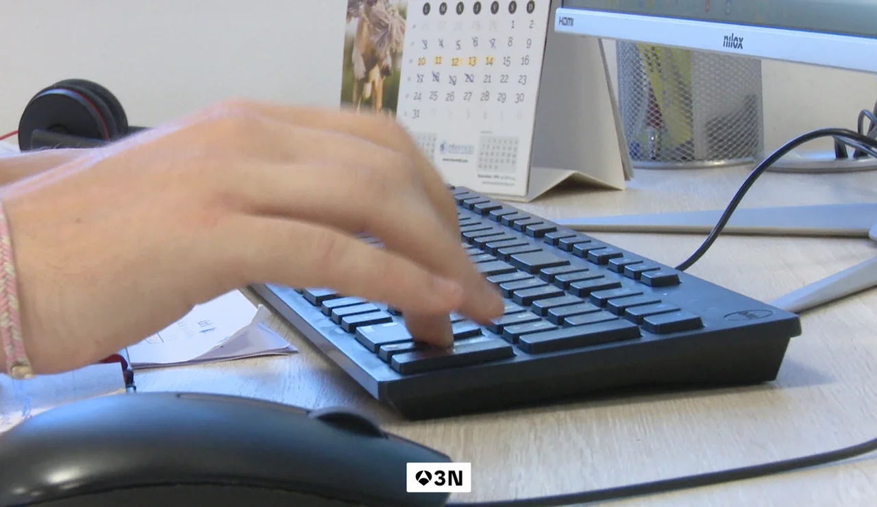 Una joven trabajando en un ordenador