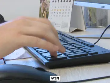 Una joven trabajando en un ordenador Una joven trabajando en un ordenador
