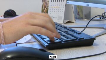 Una joven trabajando en un ordenador