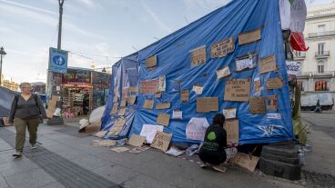 Carteles en la Puerta del Sol