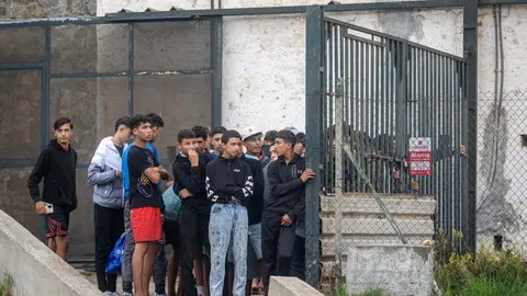 Los migrantes desalojados del Trampolín Numerosos migrantes durante el proceso de desalojo del embolsamiento de migrantes en la playa de El Trampolín, a 4 de octubre de 2026, en Ceuta (España). La Policía Nacional escolta los autobuses llenos de personas migrantes desalojadas de la playa del Trampolín hacia la zona de la frontera del Tarajal, donde unos optan por quedarse en el Centro de Atención Temporal para Extranjeros (CATE) al objeto de ser filiados y posteriormente acogidos y otros prefieren regresar a Marruecos a pie y volun...