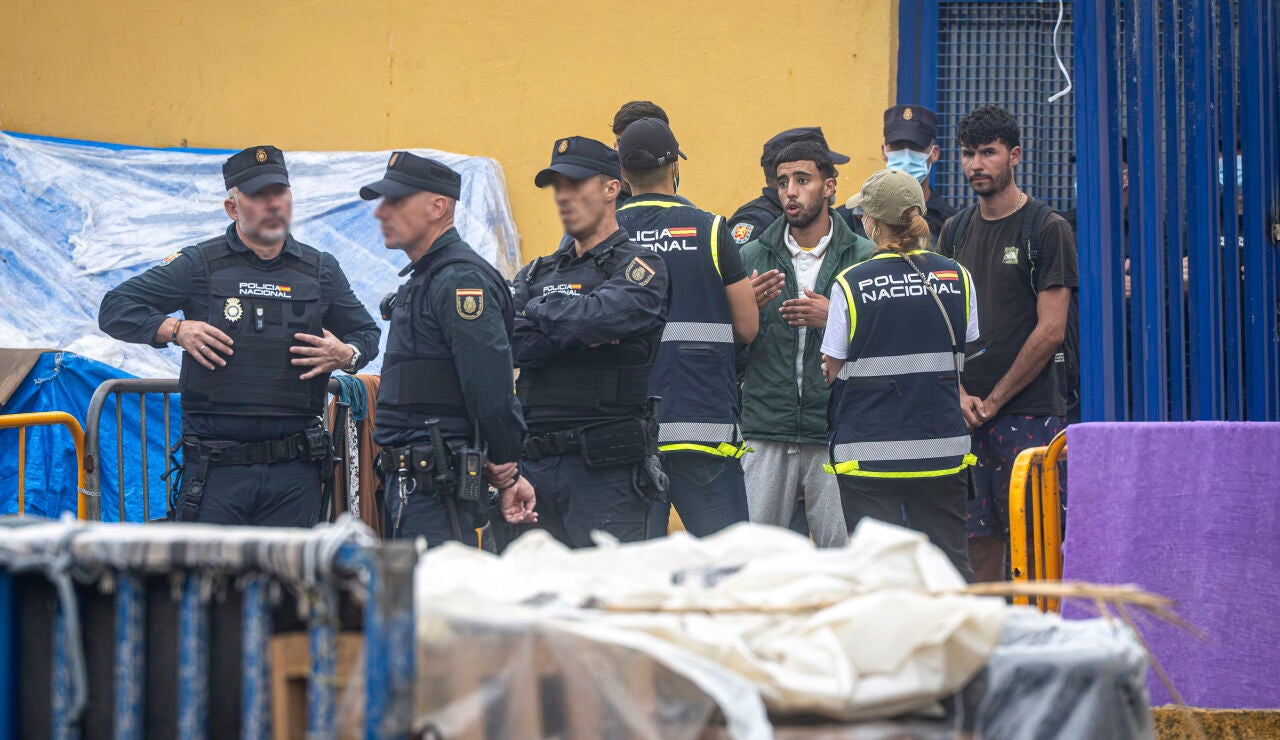 Los migrantes desalojados del Trampol&iacute;n se dividen entre los que regresan a Marruecos y los que prefieren filiarse
