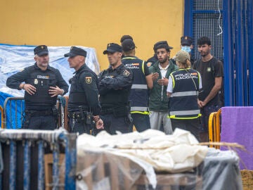 Agentes de la Polic&iacute;a Nacional intervienen durante el proceso de desalojo del embolsamiento de migrantes en la playa de El Trampol&iacute;n, a 4 de octubre de 2026, en Ceuta (Espa&ntilde;a). La Polic&iacute;a Nacional escolta los autobuses llenos de personas migrantes desalojadas de la playa del Trampol&iacute;n hacia la zona de la frontera del Tarajal, donde unos optan por quedarse en el Centro de Atenci&oacute;n Temporal para Extranjeros (CATE) al objeto de ser filiados y posteriormente acogidos y otros prefieren regresar a ...