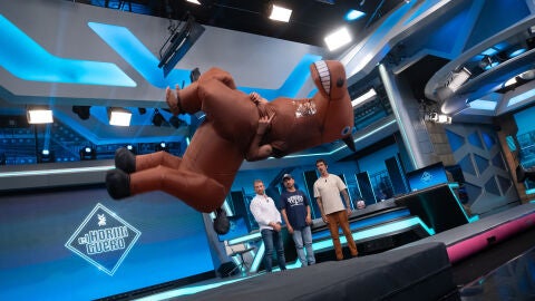 Marron convierte El Hormiguero en un espect&aacute;culo de acrobacias: animales, giros y saltos a c&aacute;mara superlenta