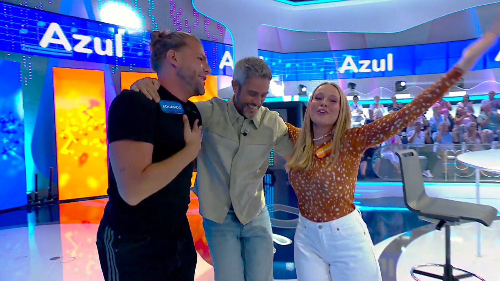 Esmeralda Moya canta &lsquo;Azul&rsquo;&hellip; &iexcl;y hace pleno para el equipo naranja!: cruce de colores en La Pista