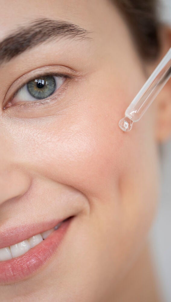 Mujer haciendo su rutina de skincare