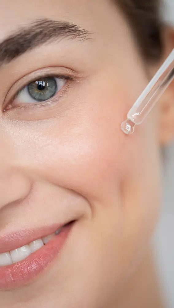 Mujer haciendo su rutina de skincare Mujer haciendo su rutina de skincare