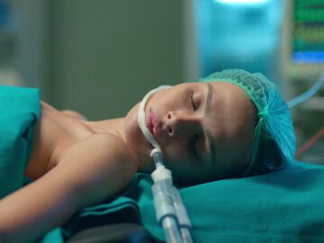El coraz&oacute;n de Alya se para durante la operaci&oacute;n y Cihan se rompe de miedo: &ldquo;Eres mi ave f&eacute;nix&rdquo;