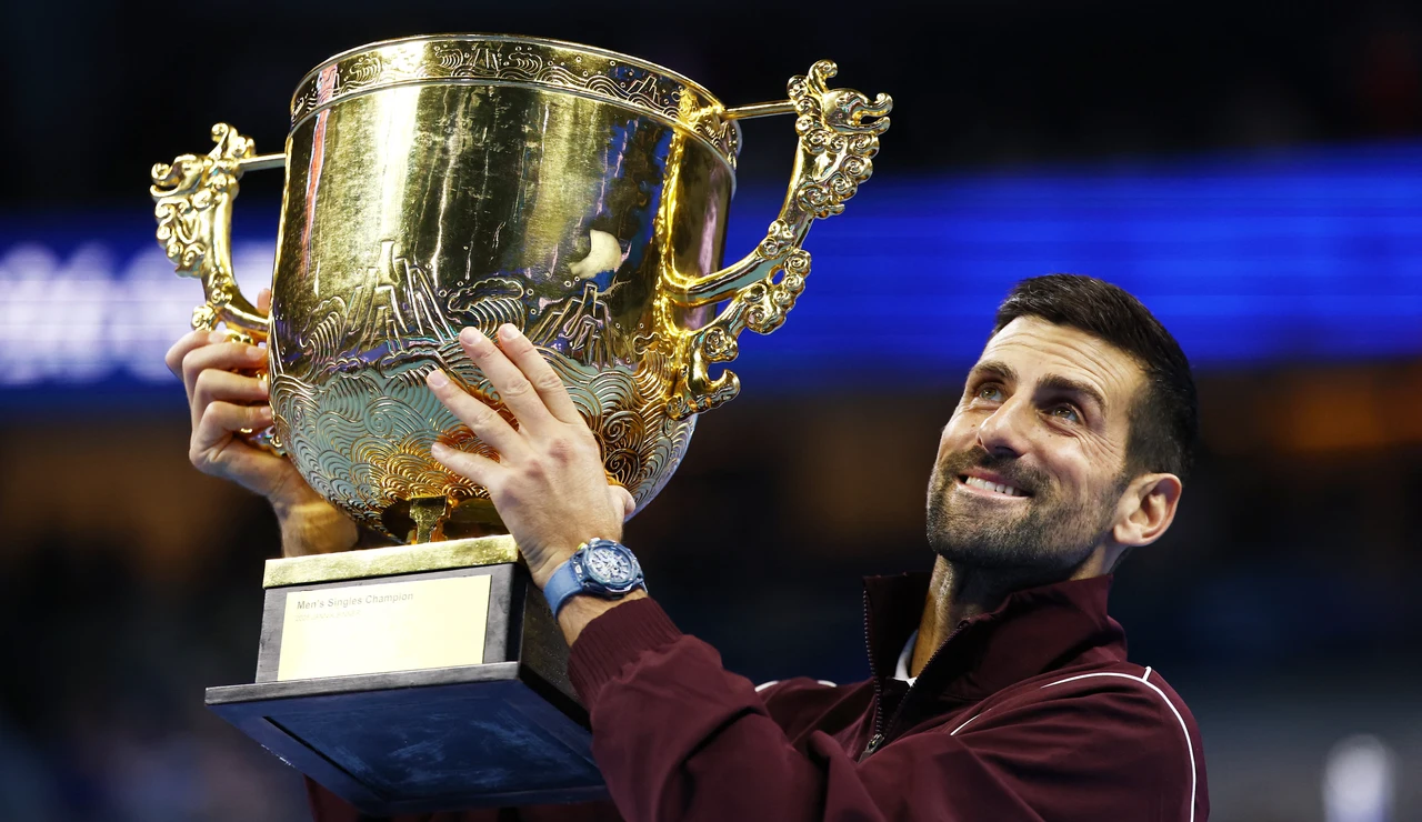 Novak Djokovic levanta este martes el trofeo en Pekín