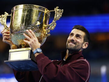 Novak Djokovic levanta este martes el trofeo en Pek&iacute;n