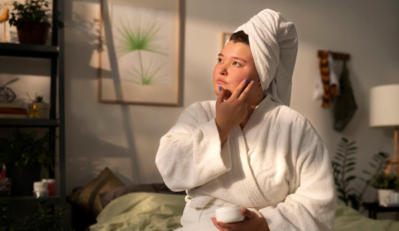 Mujer haciendo su rutina de skincare
