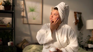 Mujer haciendo su rutina de skincare