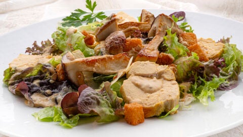 Receta de ensalada c&eacute;sar con hongos de Argui&ntilde;ano