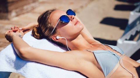 Mujer tomando el sol