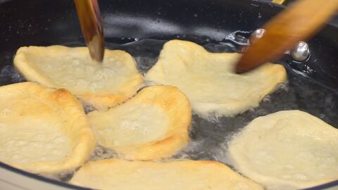 Incorpora las tortitas y friélas poco a poco