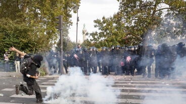 Enfrentamientos al t&eacute;rmino de una manifestaci&oacute;n de estudiantes de secundaria y miembros de sindicatos de educaci&oacute;n durante una jornada nacional de protestas por las condiciones escolares en Par&iacute;s