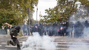 Enfrentamientos al t&eacute;rmino de una manifestaci&oacute;n de estudiantes de secundaria y miembros de sindicatos de educaci&oacute;n durante una jornada nacional de protestas por las condiciones escolares en Par&iacute;s