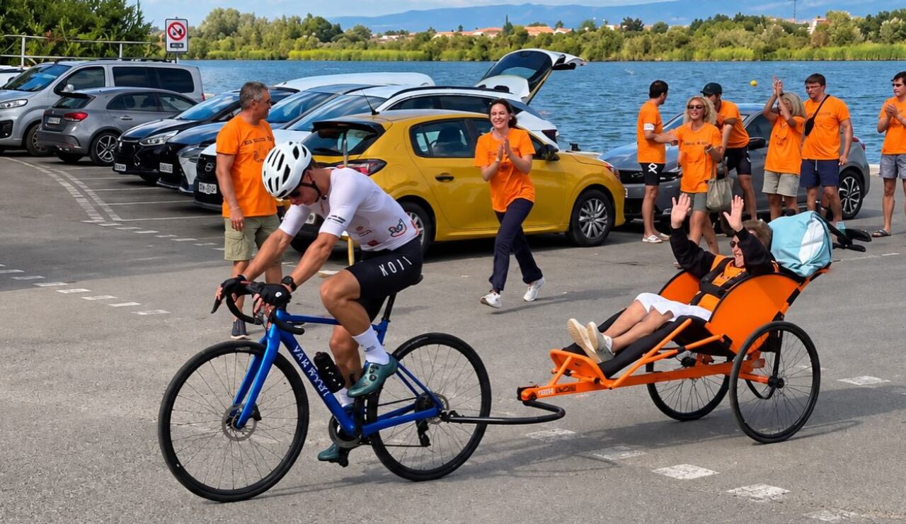 La superabuela Laila Maci&aacute; en el medio Ironman con su nieto