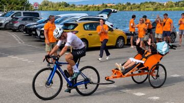La superabuela Laila Maci&aacute; en el medio Ironman con su nieto