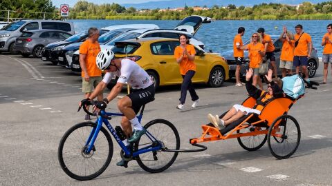 La superabuela Laila Maci&aacute; en el medio Ironman con su nieto