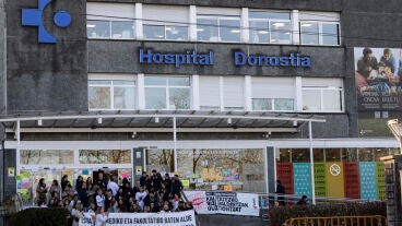 Entrada del Hospital Donostia durante una protesta de m&eacute;dicos