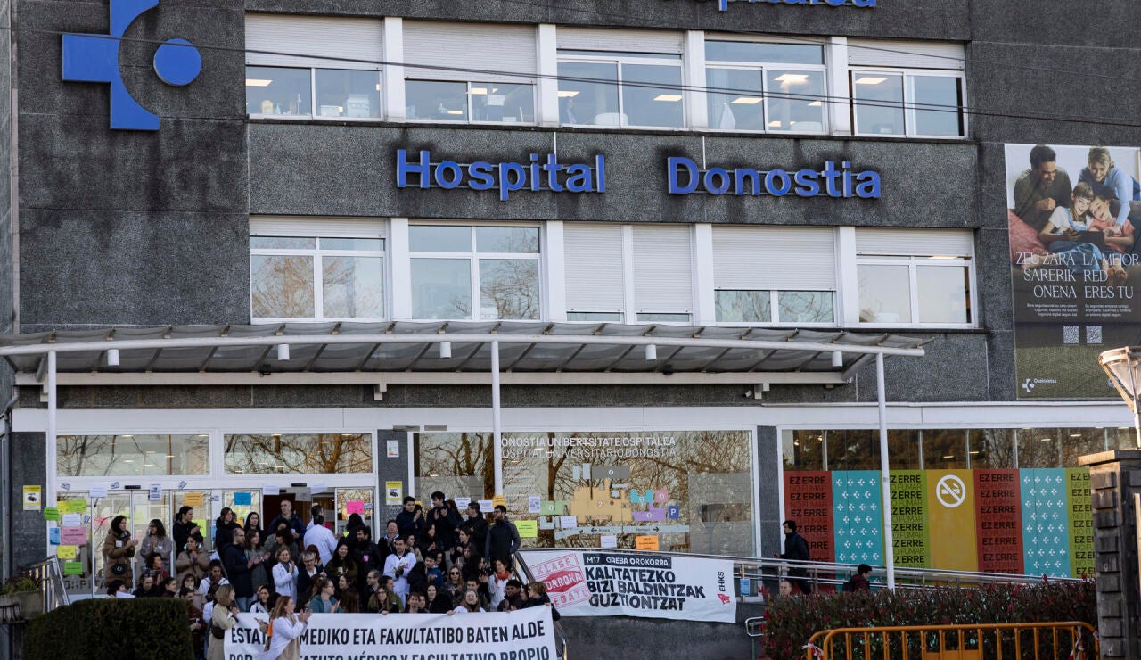 Entrada del Hospital Donostia durante una protesta de m&eacute;dicos