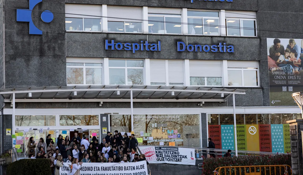 Entrada del Hospital Donostia durante una protesta de médicos