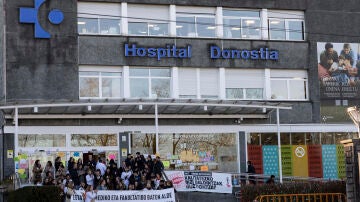 Entrada del Hospital Donostia durante una protesta de m&eacute;dicos