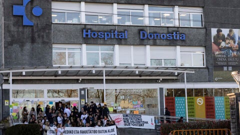 Entrada del Hospital Donostia durante una protesta de m&eacute;dicos