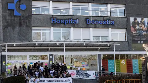 Entrada del Hospital Donostia durante una protesta de médicos Entrada del Hospital Donostia durante una protesta de médicos