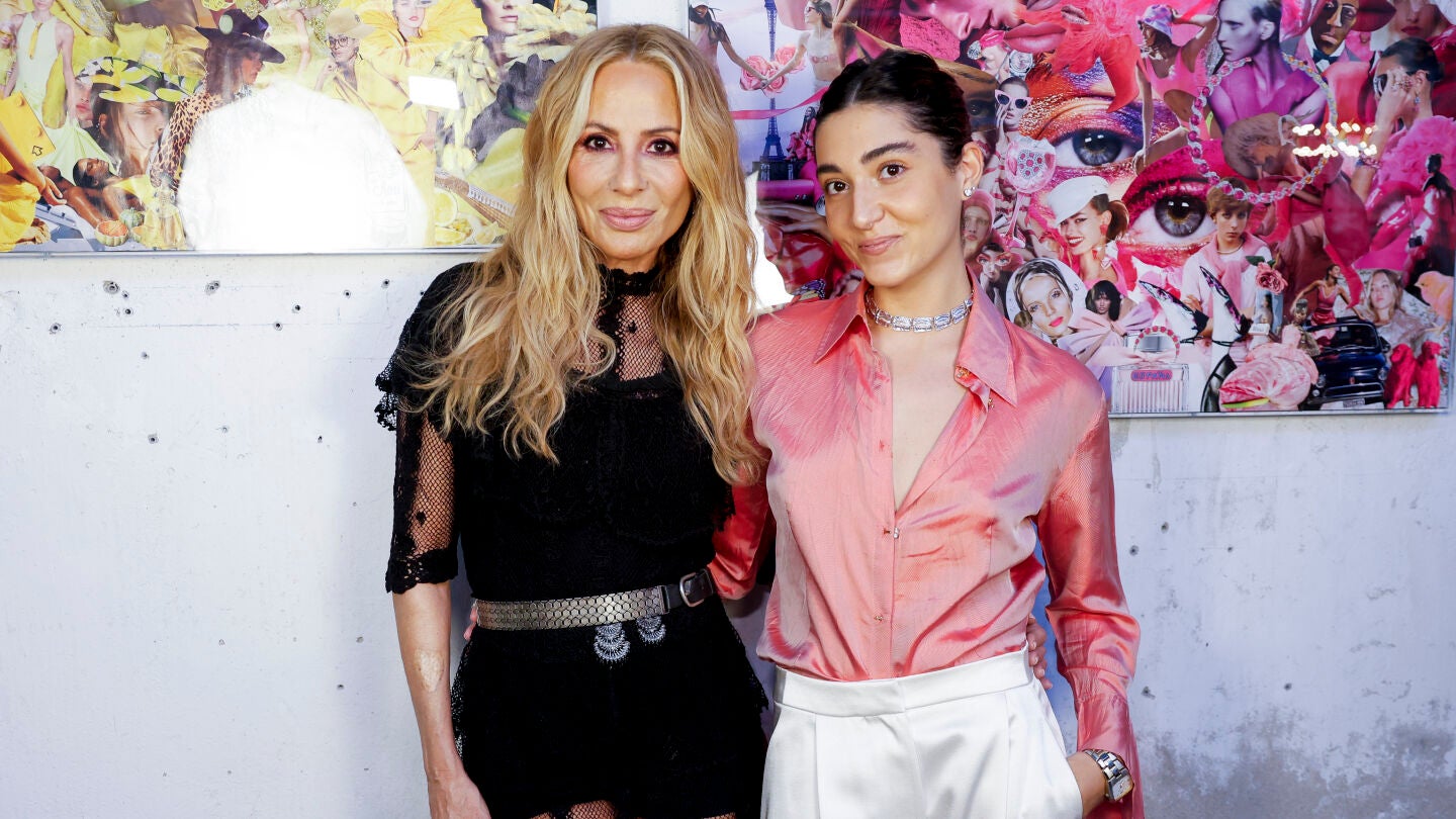 Marta S&aacute;nchez posa con su hija, Paula Cabanas, en su primera exposici&oacute;n de collage Pop cut