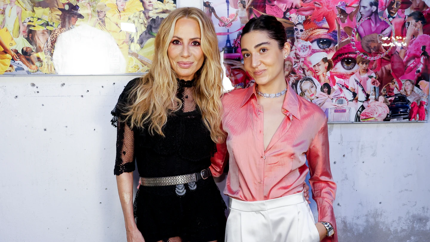 Marta Sánchez posa con su hija, Paula Cabanas, en su primera exposición de collage Pop cut Marta Sánchez posa con su hija, Paula Cabanas, en su primera exposición de collage Pop cut