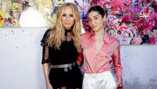 Marta S&aacute;nchez posa con su hija, Paula Cabanas, en su primera exposici&oacute;n de collage Pop cut