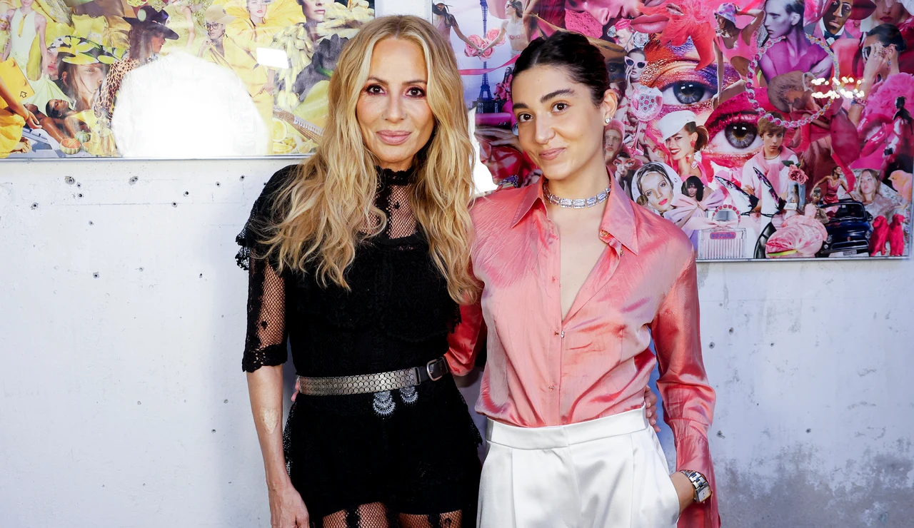 Marta Sánchez posa con su hija, Paula Cabanas, en su primera exposición de collage Pop cut