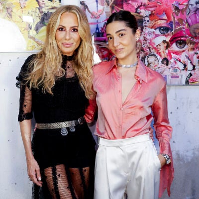 Marta S&aacute;nchez posa con su hija, Paula Cabanas, en su primera exposici&oacute;n de collage Pop cut