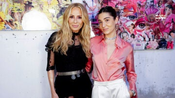 Marta S&aacute;nchez posa con su hija, Paula Cabanas, en su primera exposici&oacute;n de collage Pop cut
